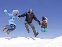 rodzina na śniegu