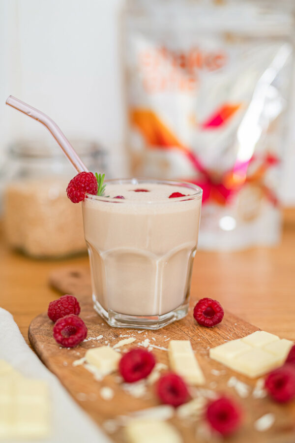 Shake One Pure White Chocolate Raspberry - 500 g Masa netto: 500 g - obrazek 3