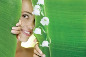 Kobieta w konwaliach