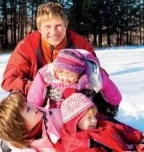 rodzina na zimowym spacerze